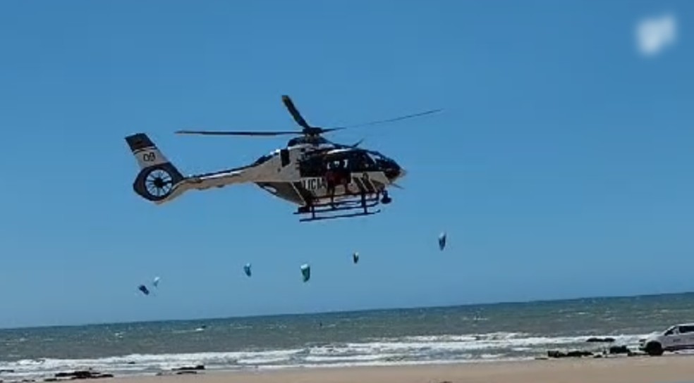 Aeronave da Ciopaer auxilia nas buscas por homem que desapareceu no mar ao tentar salvar o filho de afogamento na Praia de Lagoinha, em Paraipaba. — Foto: Reprodução