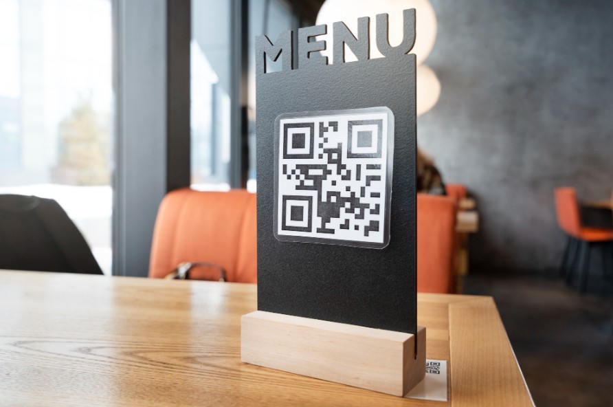 Bares e restaurantes de Poços de Caldas passam a oferecer cardápios digitais para deficientes visuais