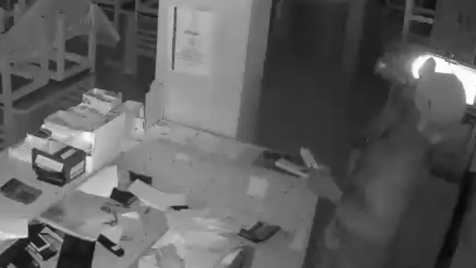 VÍDEO: homem é preso após invadir restaurante pelo telhado, tomar picolé e dormir perto do local no ES