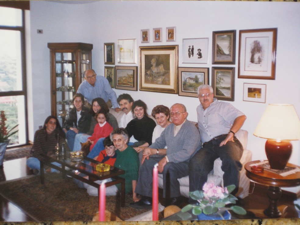 Família reunida na Rua Maria Monteiro, em Campinas, na primeira viagem de Ruth de volta ao Brasil, em 1985 — Foto: Arquivo Pessoal