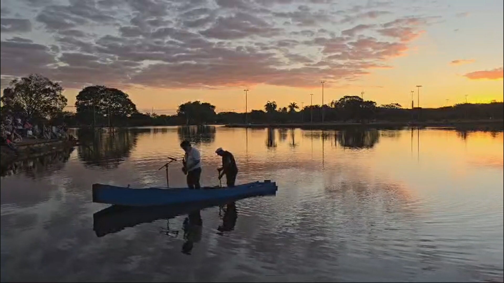 VÍDEO: Barco de saxofonista inunda e músico segue tocando