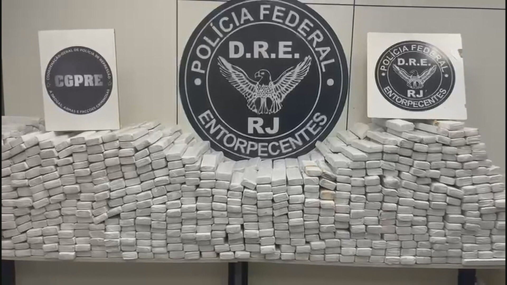 Polícia apreende quase 1 tonelada de maconha em caminhão na Dutra; três são presos 