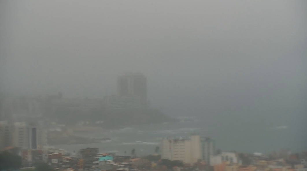 Salvador tem alerta de chuva forte e risco de deslizamentos; imóvel desaba parcialmente