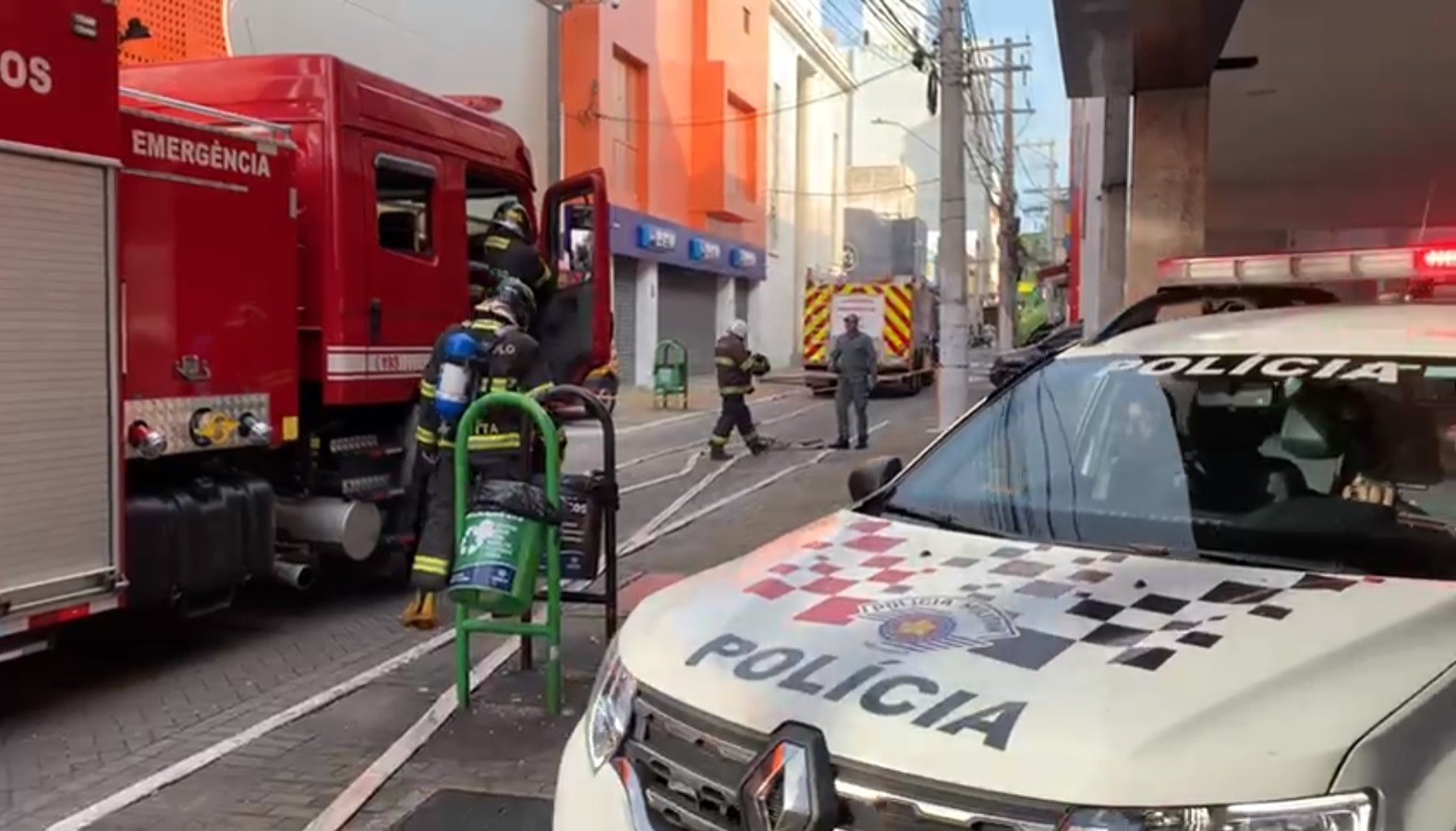 Incêndio em loja mobiliza bombeiros em Jundiaí