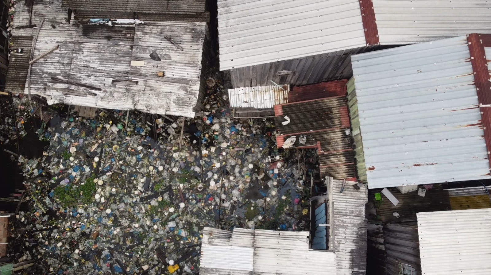 Cheia obriga moradores de bairros afetados a viver entre lixo e risco à saúde em Manaus