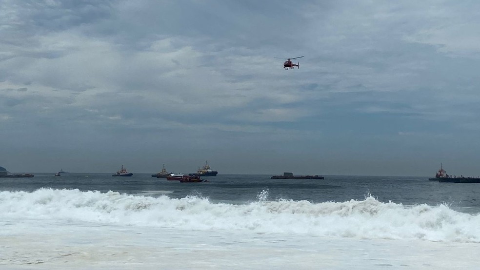 Ressaca em Copacabana: bombeiros fazem buscas por desaparecido — Foto: Thais Espírito Santo/g1