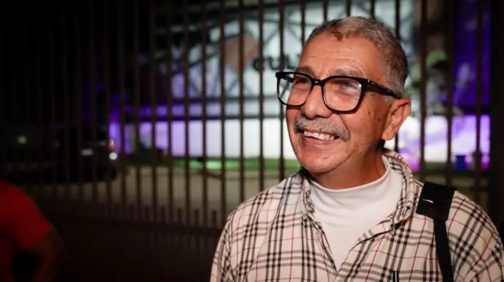 Marcelo Mendes, arquiteto aposentado de 70 anos de Recife, passou a madrugada na fila para conseguir documentos e tentar a residência no Paraguai. Ele abandonou o plano de se mudar para Portugal, onde sua filha mora, para tentar a vida no país vizinho — Foto: Fernando Otto/BBC