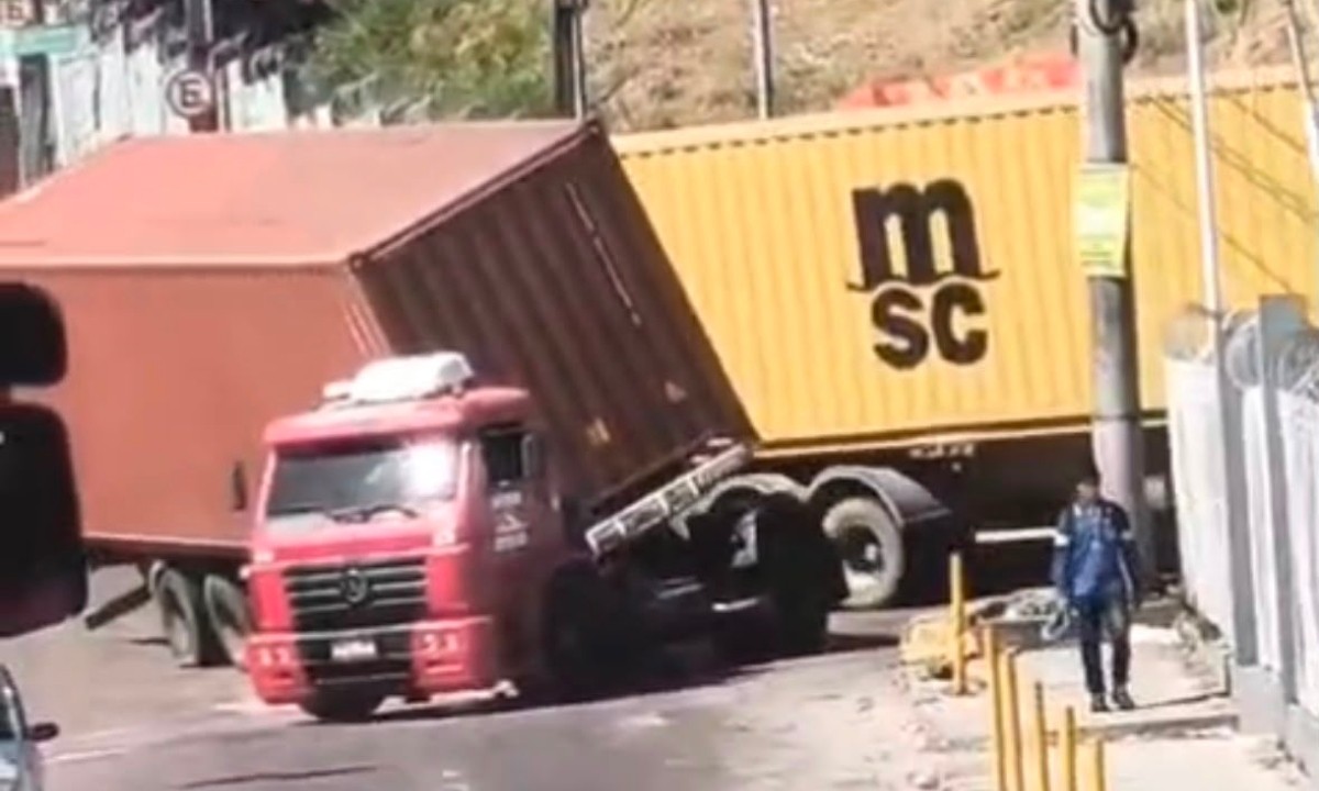 Motorista de carreta faz curva, carga quase tomba e bloqueia via na Zona Sul de Manaus; VÍDEO