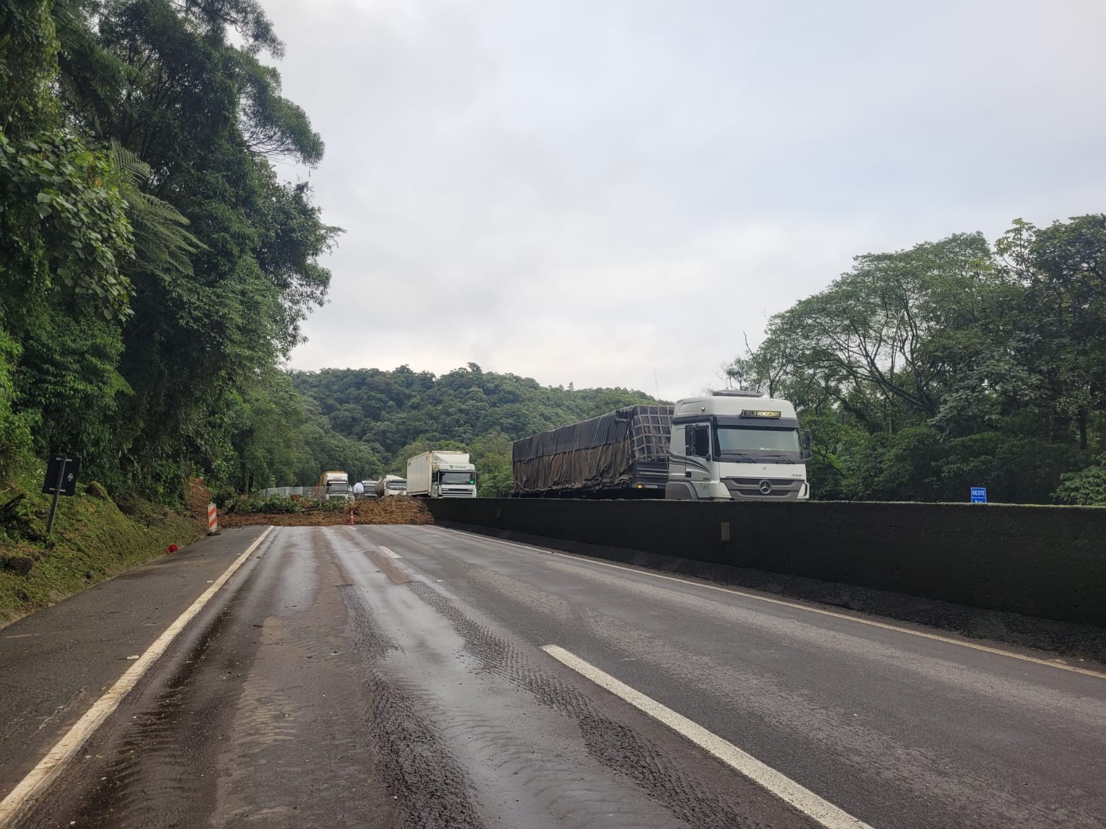 Queda de barreira interdita parcialmente a BR-277 no sentido litoral do Paraná