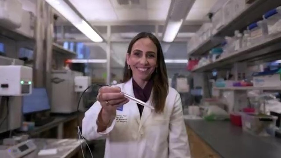 Química brasileira inventa caneta que identifica células de câncer durante cirurgias — Foto: Reprodução/TV Globo