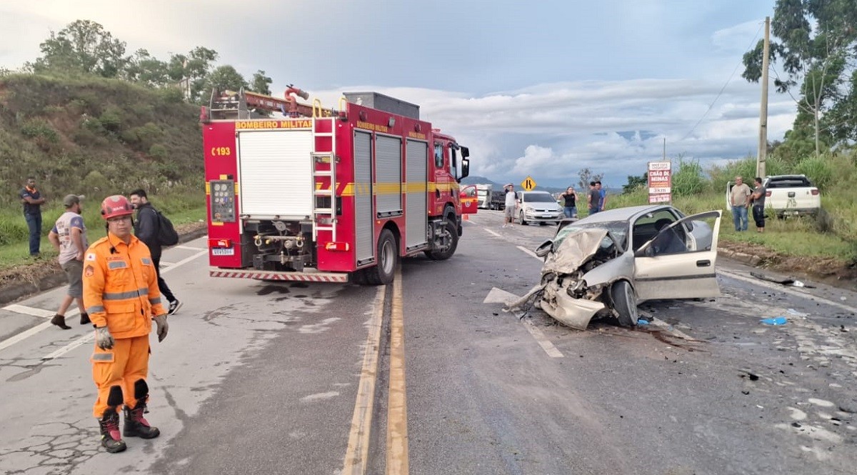 Motorista fica em estado grave após bater em caminhão, invadir a contramão e atingir outro carro na BR-265 