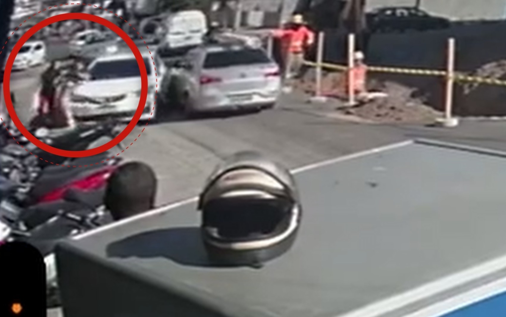 VÍDEO: carro atropela mulher, bate em motos e ônibus em Feira de Santana; duas pessoas ficam feridas