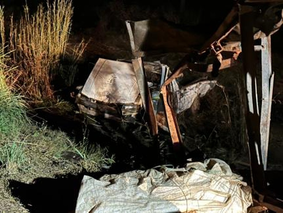 Veículos que estavam sendo rebocados foram jogados para fora da pista — Foto: Polícia Militar