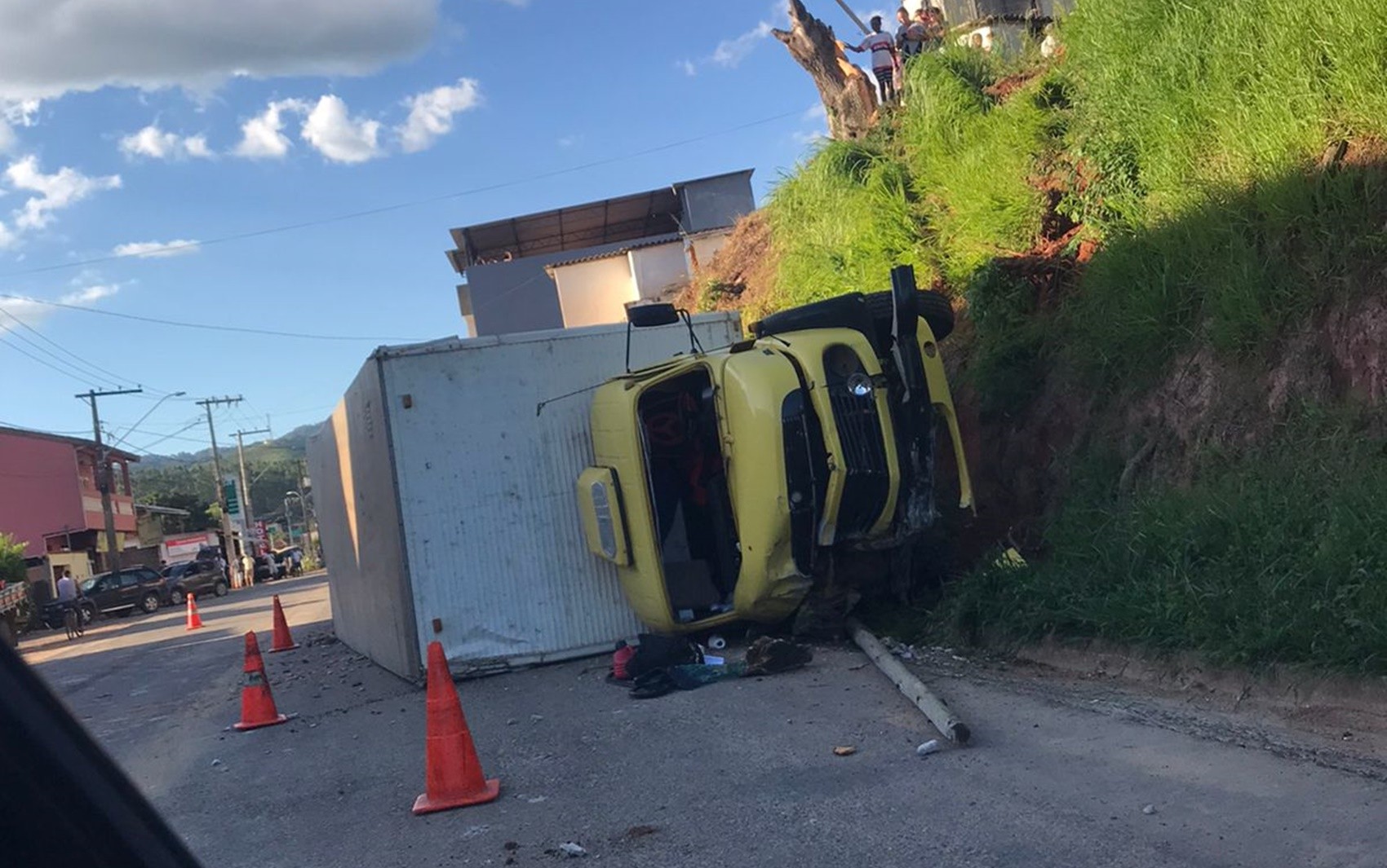 Caminhão-baú cai em barranco de 6 metros de altura em Pedralva; ASSISTA