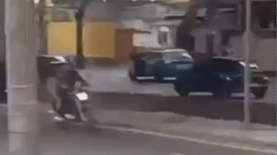 Viatura da PM anda sozinha desgovernada e bate em carro estacionado no Rio Comprido; VÍDEO