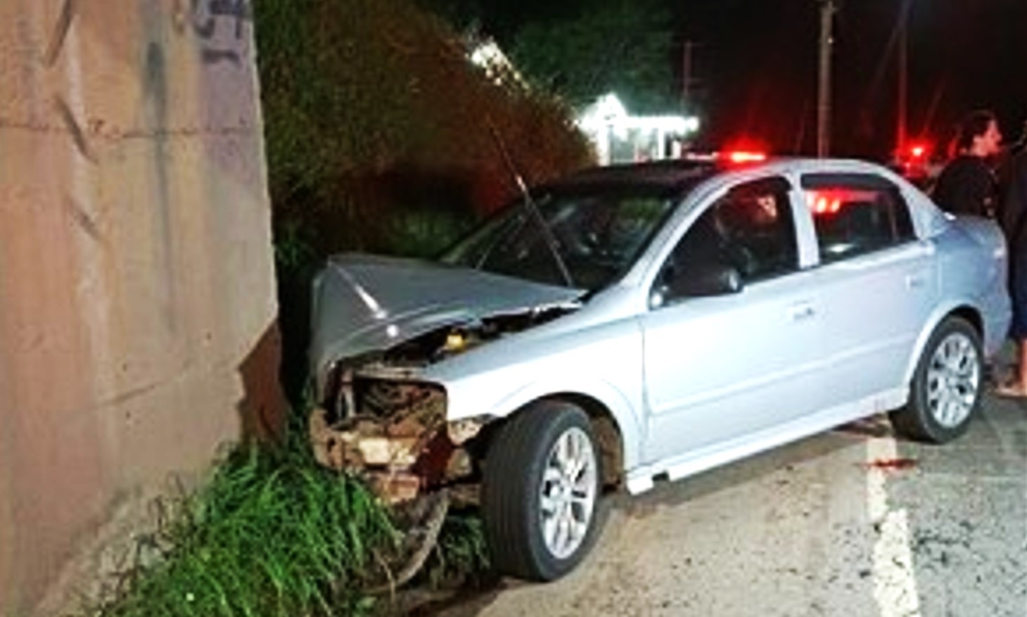 Carro de passeio com 8 ocupantes bate contra muro de linha férrea em Limeira e deixa feridos, diz PM