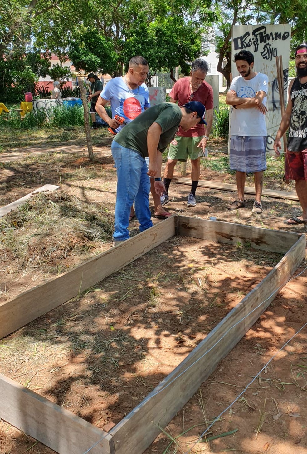 Moradores do Jardim das Rosas, em Presidente Prudente (SP), iniciaram horta comunitária — Foto: Cedida