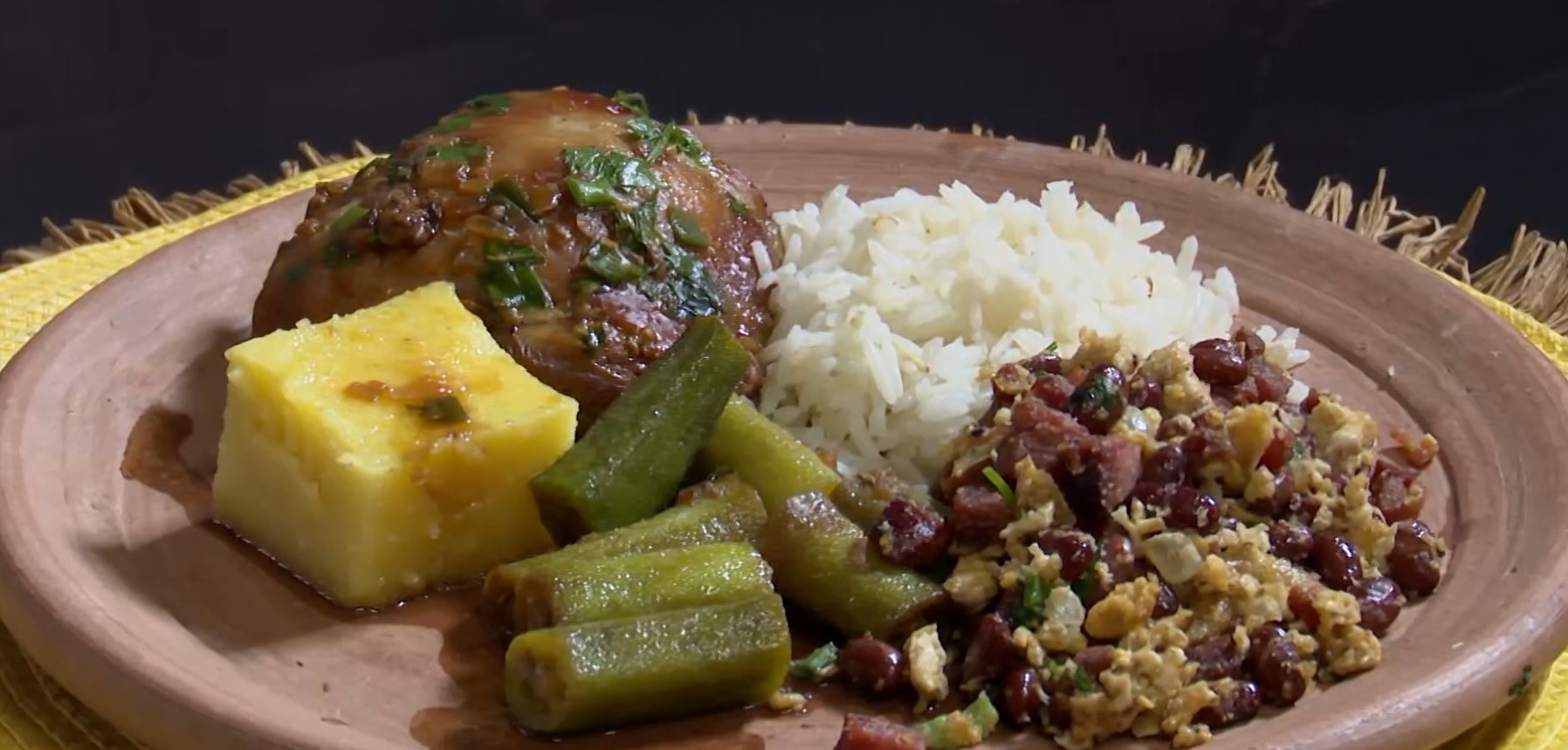 Aprenda a fazer frango com quiabo e feijão tropeiro no Chef JPB