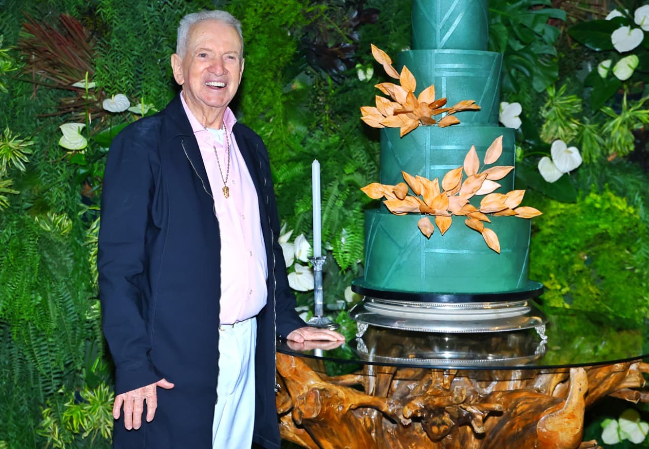 Idoso que realizou sonho de se tornar médico aos 90 anos comemora aniversário