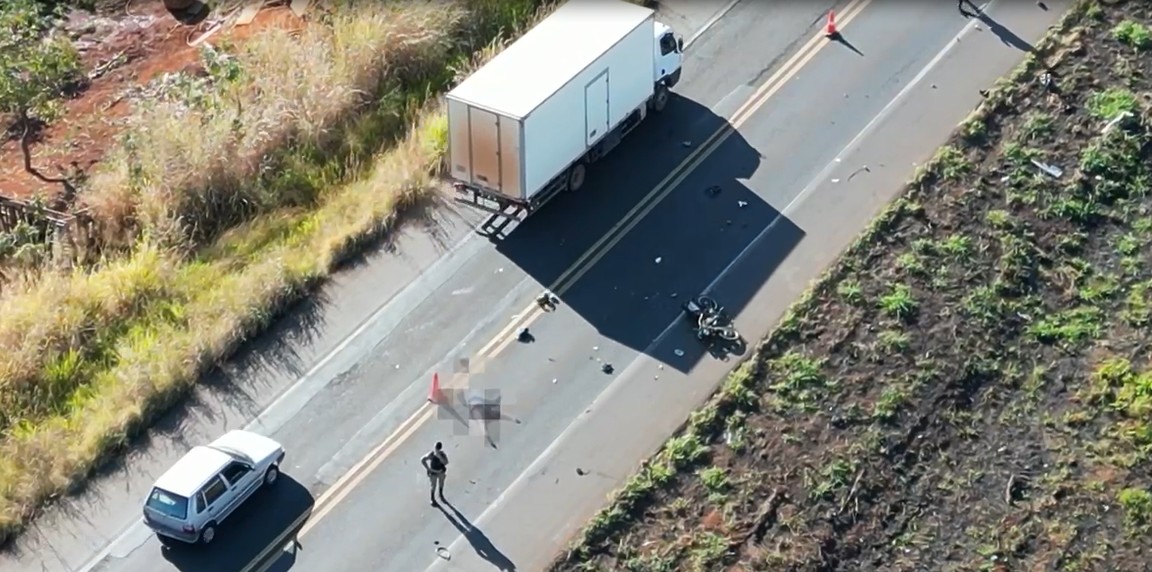 Motociclista morre ao tentar fazer ultrapassagem e cair embaixo de caminhão na BR-452, em Uberlândia  