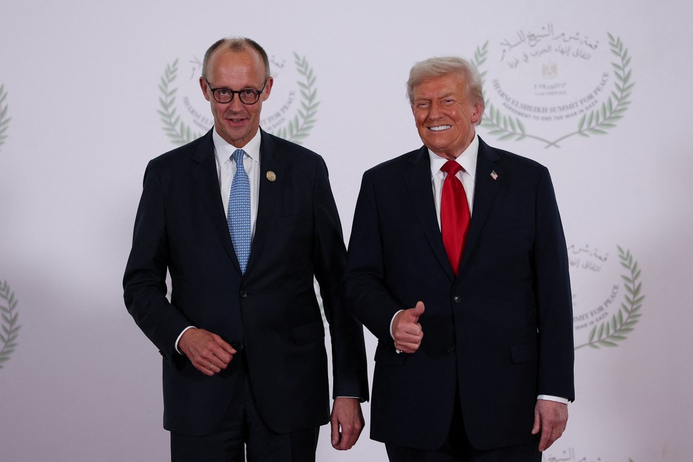 Presidente dos Estados Unidos, Donald Trump, cumprimenta o chanceler alemão, Friedrich Merz, na recepção da cúpula da paz em Gaza sediada em Sharm El-Sheik, no Egito, em outubro de 2025. — Foto: REUTERS/Suzanne Plunkett/Pool