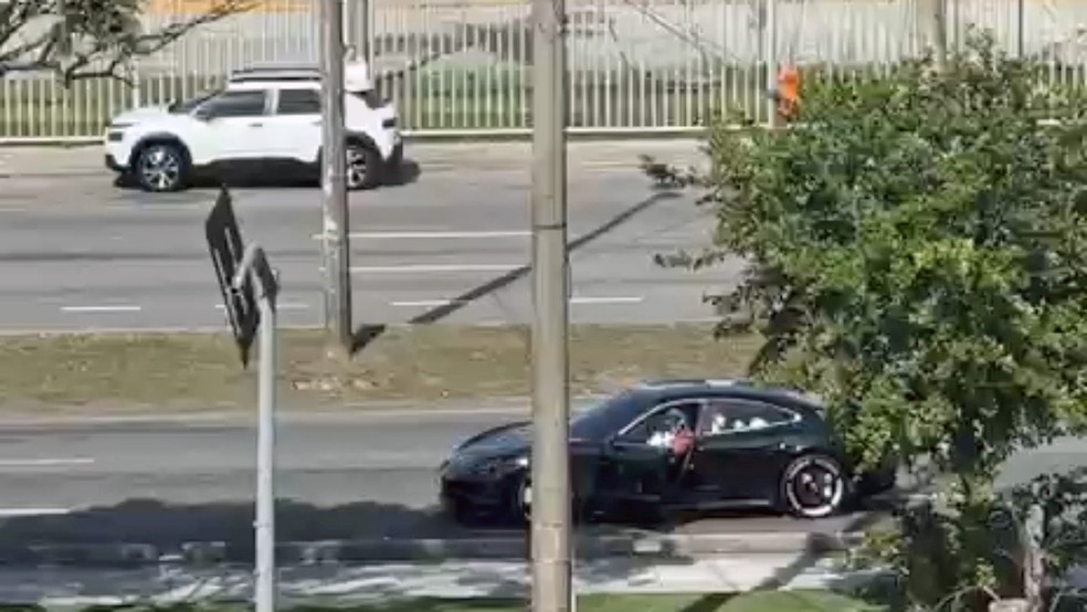 Porsche de Vinicius Drumond ficou crivado de balas — Foto: Reprodução/TV Globo