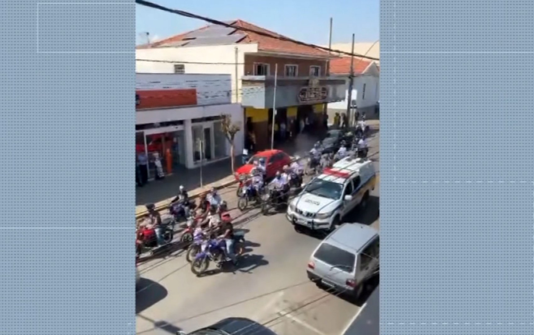 VÍDEO: Uso de spray de pimenta pela PM em cortejo fúnebre gera revolta em Botelhos, MG