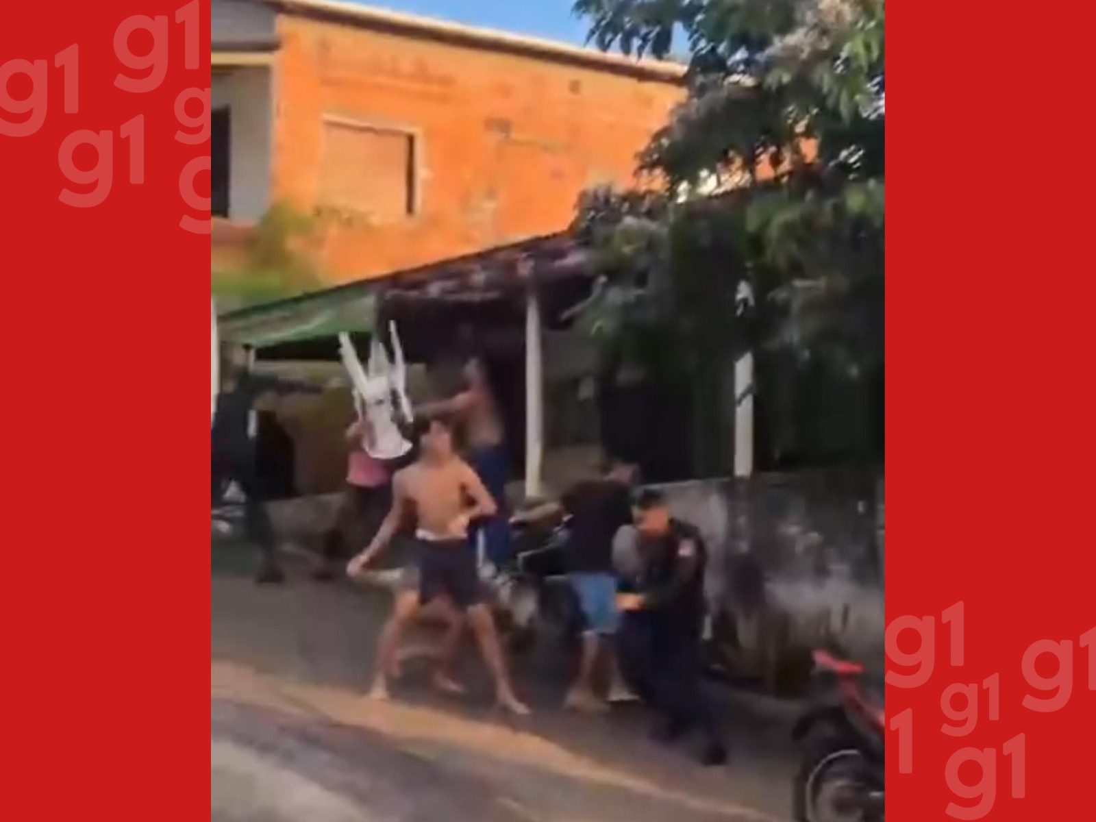 PMs são atingidos com cadeiras e tijolos durante briga após mulher fugir de abordagem no AC; VÍDEO