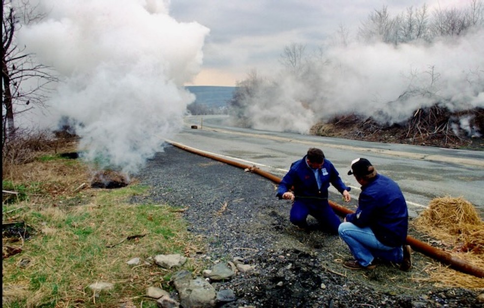 Imagem mostra fumaça saindo do chão durante incêndio subterrâneo em Centralia — Foto: David DeKok/Centralia Photo Archive