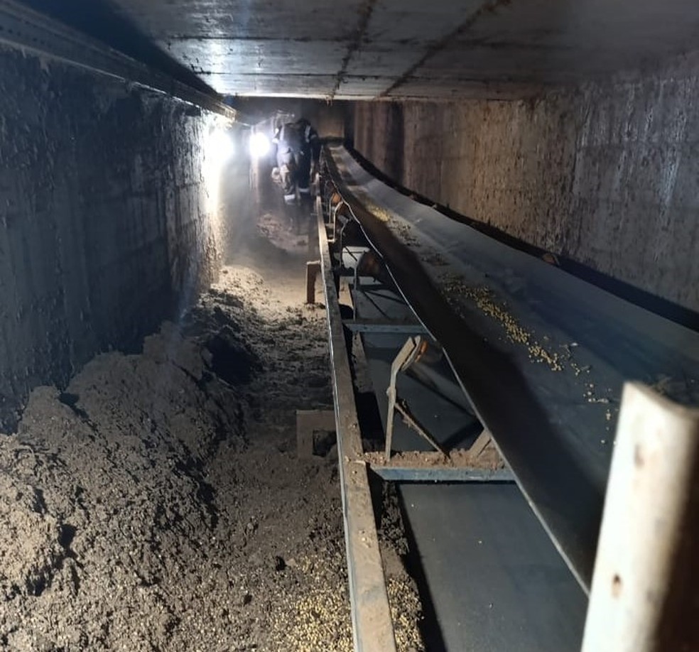 Vítima só podia ser acessada por um túnel subterrâneo de cerca de 30 metros de comprimento — Foto: Polícia Militar/Divulgação