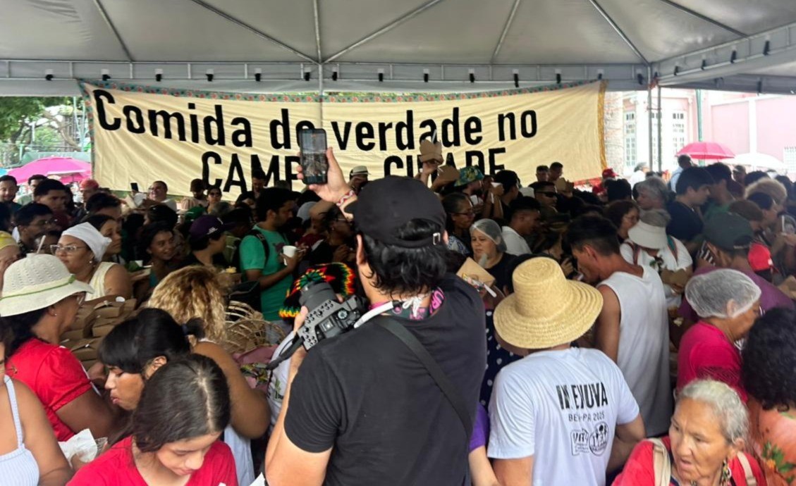 'Banquetaço' celebra direito à alimentação saudável em ato de encerramento da Cúpula dos Povos 