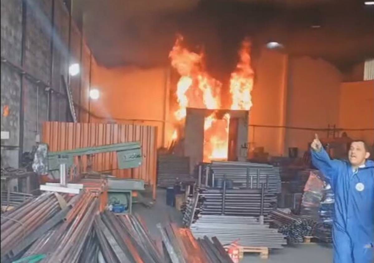 Incêndio atinge galpão em Betim; vídeo mostra início das chamas e correria