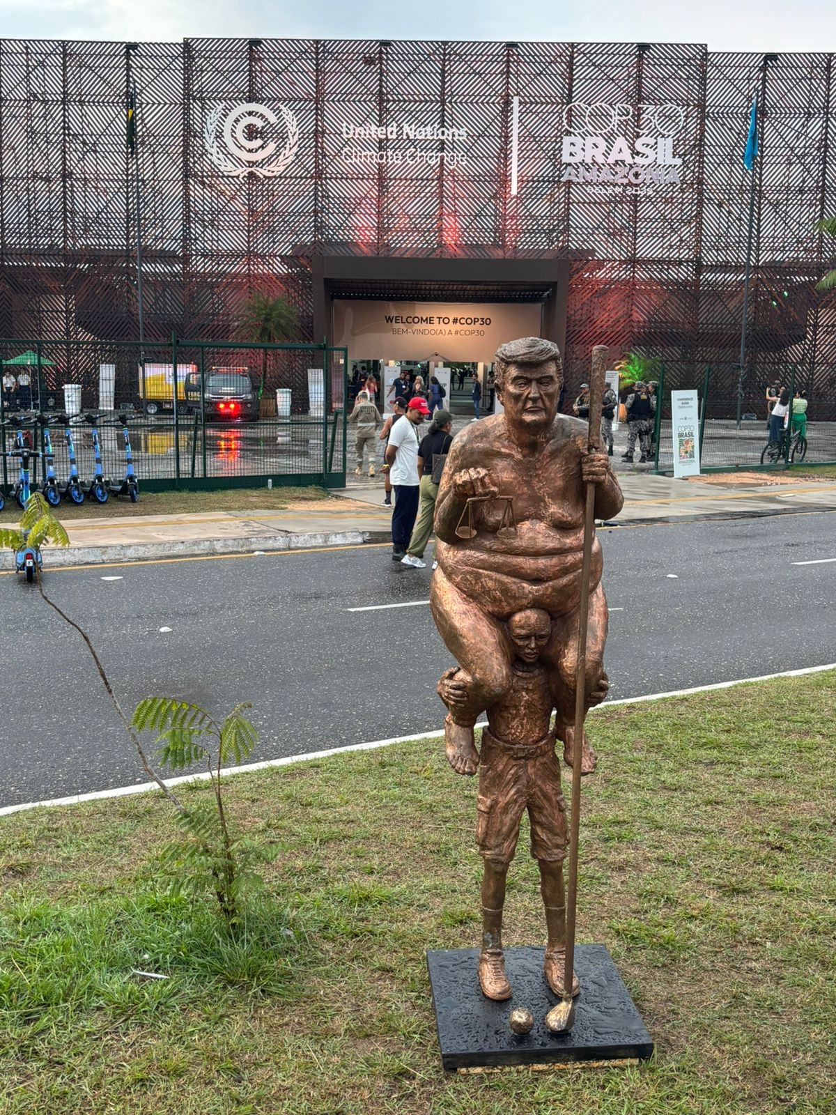 'Praga laranja': escultura que retrata Trump como 'Deus da Injustiça' ganha espaço em protestos da COP30
