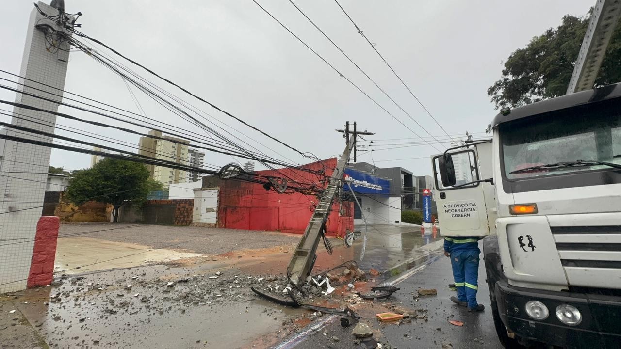 Carro derruba poste, deixa imóveis sem luz e causa interdição na Avenida Hermes da Fonseca em Natal
