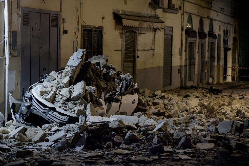 Carro esmagado por escombros após um terremoto de magnitude 4,7 atingir o sul da Itália, em 31 de julho de 2026 — Foto: REUTERS/Salvatore Laporta