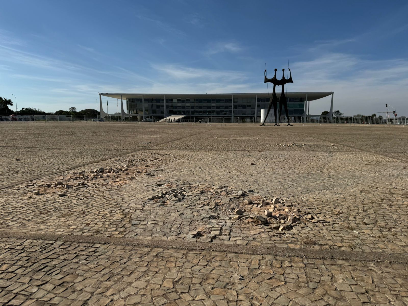 Restauração da Praça dos Três Poderes deve custar R$ 29,1 milhões e começar este ano; veja como ela está agora