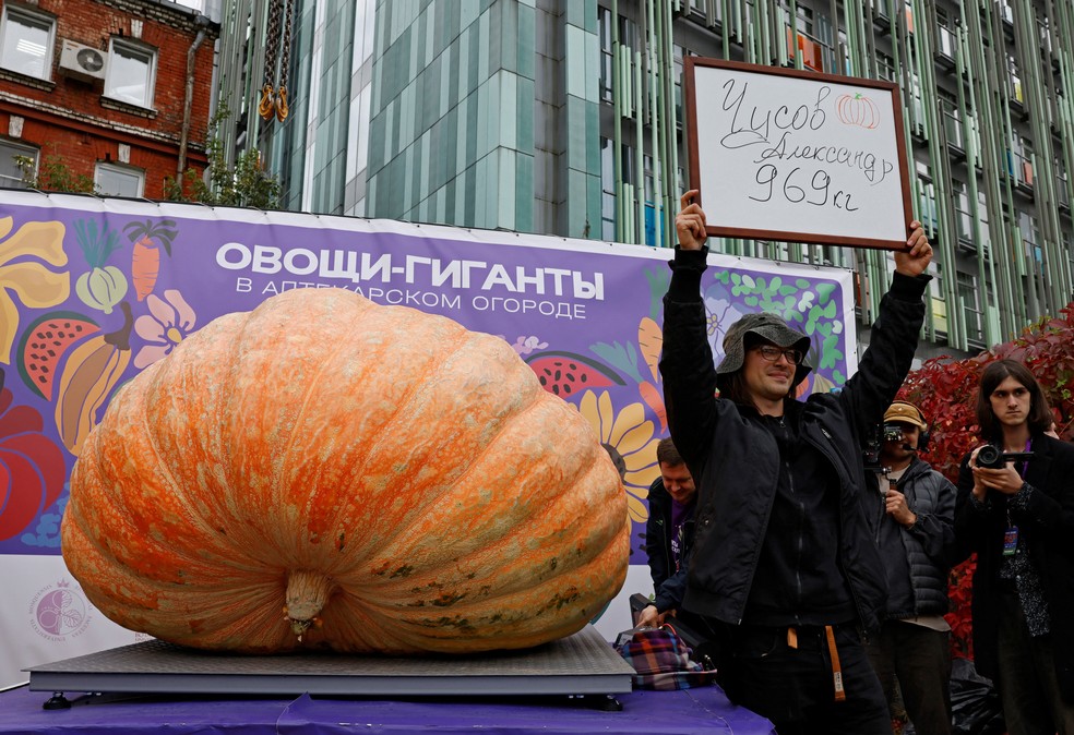 Alexander Chusov posa ao lado da sua abbora de 969 kg  Foto: REUTERS/Yulia Morozova