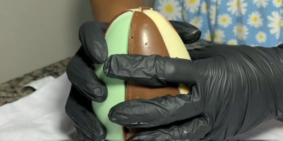 2 de 4
Ovo de 'pétalas' feito por confeiteira — Foto: TV TEM