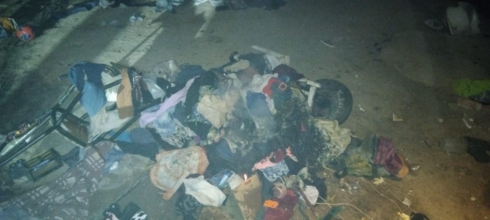 Mulher foge casa com 3 crianças após marido fazer ameaças, queimar roupas dela e chutar filhote de cachorro