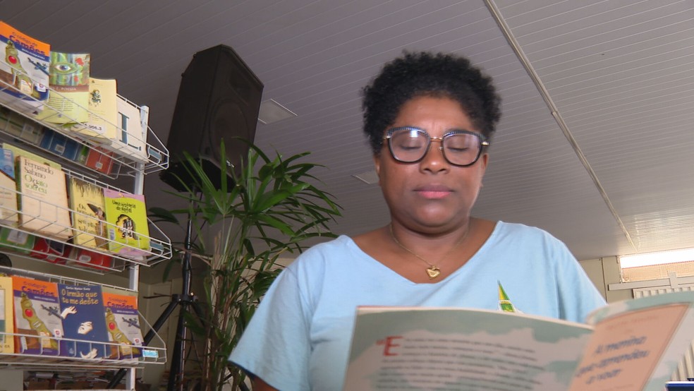 Elzenir Gonçalves voltou a estudar aos 51 anos de idade. — Foto: TV Globo