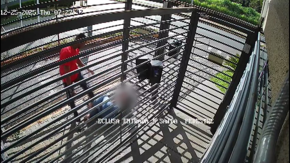 Jovem foi agredida pelo ex na entrada de condomínio em Ribeirão Preto — Foto: Reprodução/Câmera de segurança