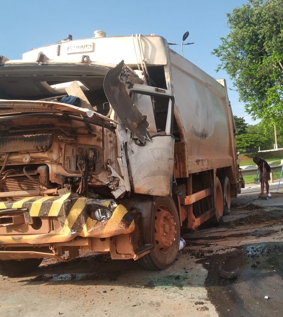Motorista ficou preso às ferragens e foi encaminhado ao hospital — Foto: Guarda