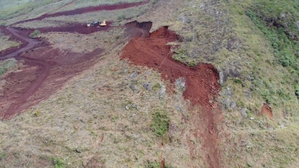 Foto de drone mostra que gruta teria sido soterrada após operação de escavadeira — Foto: Divulgação/SBE