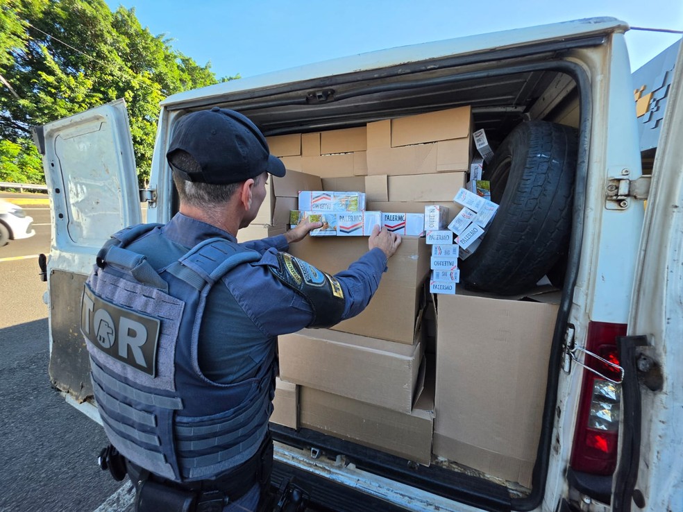 1 de 1
Homem &eacute; preso com 45 mil ma&ccedil;os de cigarros contrabandeados em Gar&ccedil;a &mdash; Foto: Pol&iacute;cia Rodovi&aacute;ria/Divulga&ccedil;&atilde;o