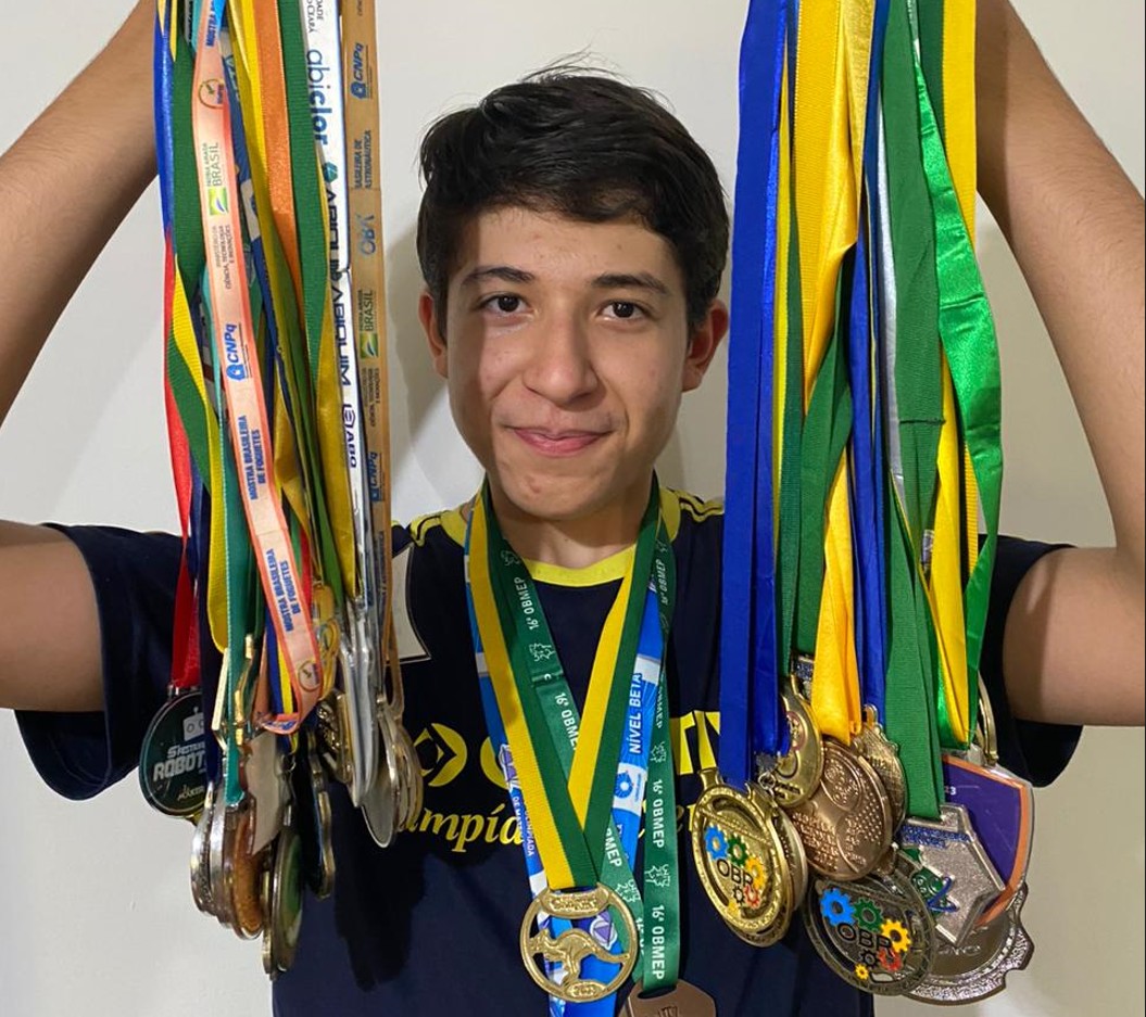 Estudante de 16 anos que acumula 73 medalhas em olimpíadas conquista nota máxima de matemática no Enem