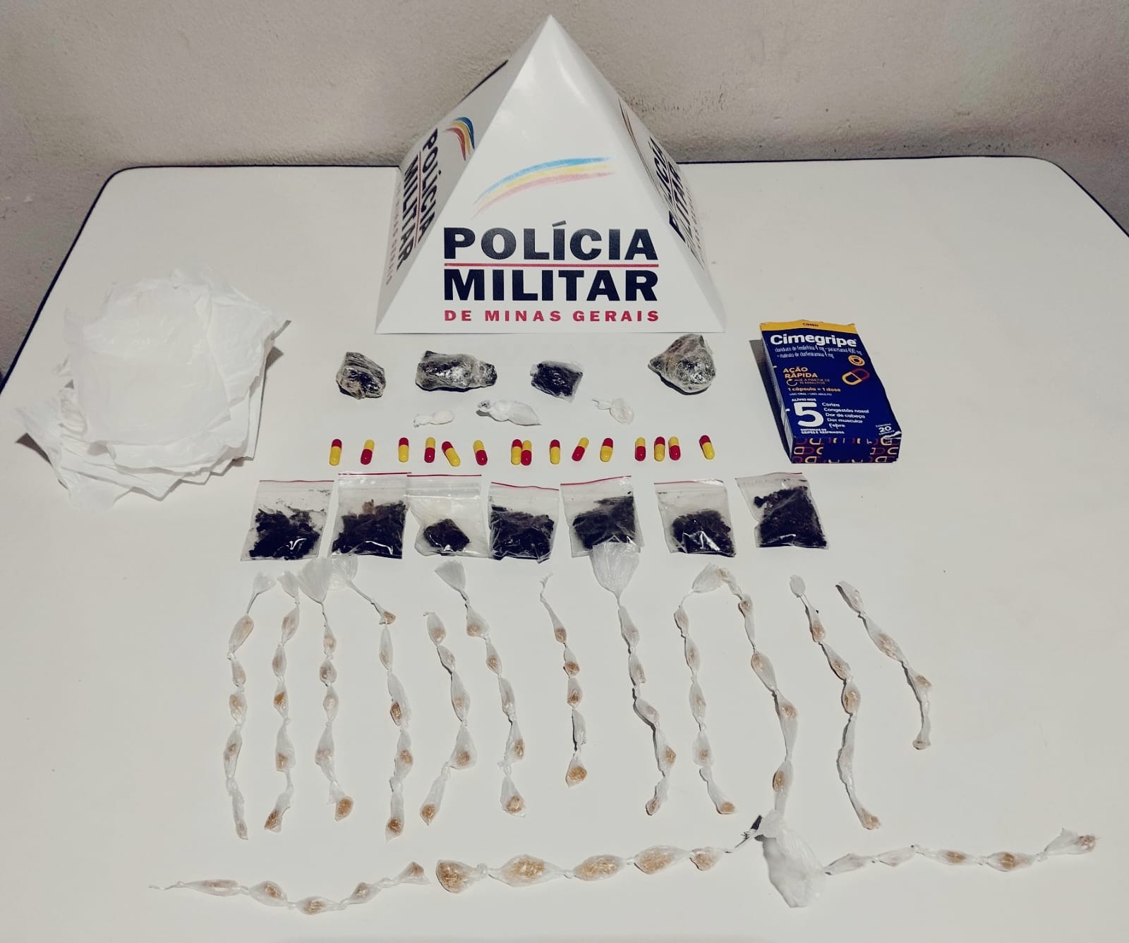 Sacolas de cachorro quente e frasco de remédio; jovem é preso por tráfico de drogas em São Félix de Minas