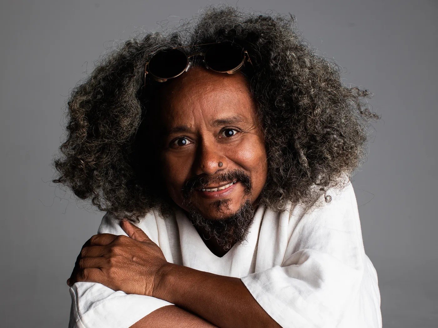 Chico César grava disco de voz e violão no início de 2026 enquanto celebra em show os 30 anos do álbum ‘Cuscuz clã’