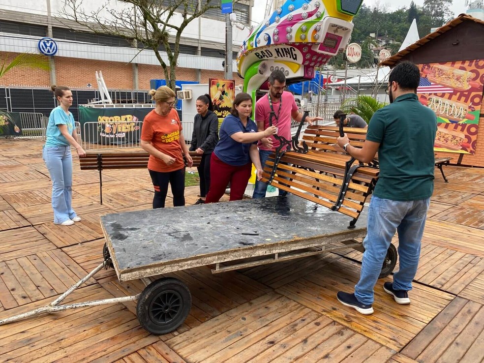 Força-tarefa desmonta Oktoberfest Blumenau após suspensão por conta da chance de enchente em SC — Foto: Felipe Salles/Divulgação