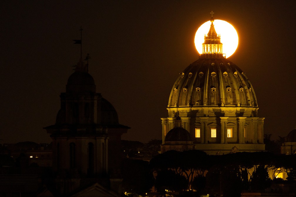 A superlua se põe ao lado da cúpula de São Pedro, em Roma (Itália), em 15 de novembro de 2024. — Foto: REUTERS/Remo Casilli