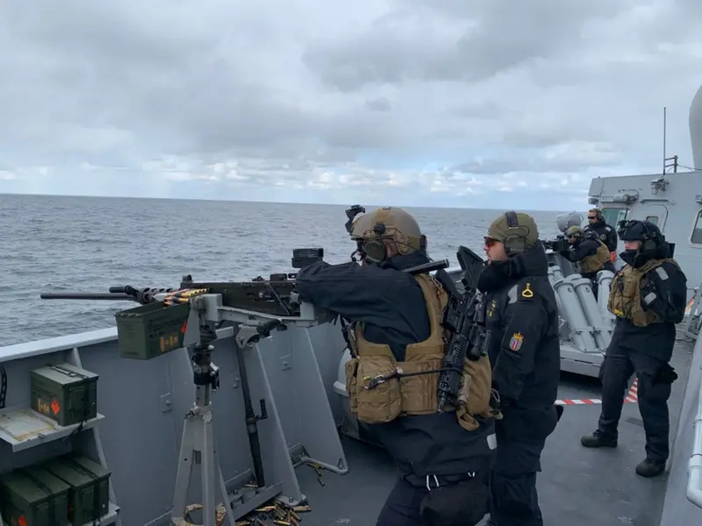 Recrutas e oficiais participando de um exercício de disparo a bordo do Otto Sverdrup. — Foto: BBC
